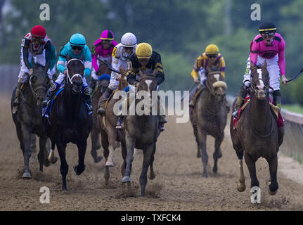 (R) Guerra di volontà e Jockey Tyler Gaffalione vincitore di Preakness Stakes gara a Pimlico Race Course di Baltimora, Maryland il sabato 18 maggio, 2019. Foto di Tasos Katopodis/UPI Foto Stock