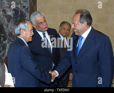 Il presidente libanese Emile Lahoud accoglie petrolio saudita Ministro Ali al-nuaimi e olio di Qatar il ministro Abdullah bin Hamad al-Attiyah, Giugno 2, 2004, alla vigilia di una riunione straordinaria dei paesi OPEC a Beirut. (UPI foto/Maumoud el-Tawil) Foto Stock