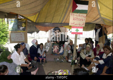 Le donne palestinesi protesta contro un 'libertà tenda" in solidarietà con i prigionieri palestinesi osservando un aperto, lo sciopero della fame indetto in Israele a premere per migliori condizioni di prigionia, a Beirut il 31 agosto 2004. La tenda, mettere fino a due settimane fa in tutta la casa di u.n nella capitale libanese, è stata visitata da numerosi funzionari libanesi e dei profughi palestinesi aventi parenti nelle carceri israeliane. (UPI foto/Mohammed Tawil) Foto Stock