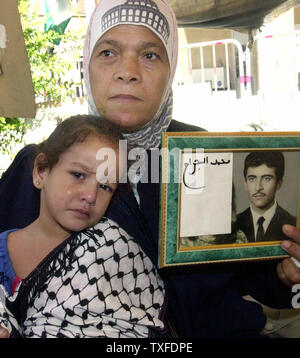 Le donne palestinesi protesta contro un 'libertà' tenda a Beirut nel centro cittadino di Agosto 31, 2004, in solidarietà con i prigionieri palestinesi osservando un aperto, lo sciopero della fame indetto in Israele a premere per migliori condizioni di prigionia. La tenda, mettere fino a due settimane fa in tutta la casa di u.n nella capitale libanese, è stata visitata da numerosi funzionari libanesi e dei profughi palestinesi aventi parenti nelle carceri israeliane. (UPI foto/Mohammed Tawil). Foto Stock