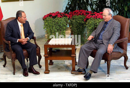 Il presidente libanese Emile Lahoud (L) riceve l'Organizzazione per la liberazione della Palestina "ministro degli esteri Farouk Kaddoumi (R) nel palazzo di Baabda Martedì 31 Agosto, 2004. Kaddoumi ritrasmessi a Lahoud una lettera dalla Autorità Palestinese leader Yasser Arafat e informato lui sui più recenti sviluppi nei territori palestinesi. (UPI foto/Mohammed Tawil) Foto Stock