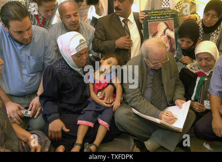 Organizzazione per la liberazione della Palestina "ministro degli esteri Farouk Kaddoumi scrive in un registro presso la "Libertà tenda" in centro a Beirut il 31 agosto 2004. La tenda è stato messo fino a due settimane fa in tutta la casa delle Nazioni Unite esprimere solidarietà con i palestinesi e prigionieri arabi osservando uno sciopero della fame in Israele a premere per migliori condizioni di prigionia. (UPI foto/Mohammed Tawil) Foto Stock