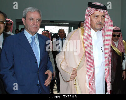 Libanese Ministro degli Esteri Salloukh Fawzi (sinistra) accompagnatrici Ministro degli Esteri saudita Saud Al-Faisal a Beirut aeroporto del il 7 agosto 2006. Arab ministri degli esteri stanno tenendo una riunione di emergenza a Beirut per discutere la bozza di risoluzione ONU che cerca di porre fine alla israeliano conflitto libanese. UPI (foto) Foto Stock