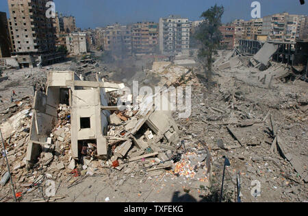 Quattro edifici nella stessa area sono livellati durante un predawn attacco aereo israeliano di lasciare un ampio spazio aperto in zone densamente edificate sobborghi meridionali di Beirut venerdì 11 agosto 2006. Il giorno dopo i residenti sono stati avvisati di spostare altri distretti nei sobborghi meridionali Israeli jet fighter ha effettuato 12 incursioni che livellano numerosi edificio. UPI (foto) Foto Stock