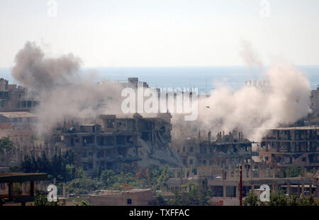 Un pennacchio di fumo si alza dal centro di Nahr al-Bared campo profughi palestinese, nei pressi di Tripoli, martedì 5 giugno 2007. L'esercito libanese continua a bombardare le posizioni detenute da islamica del gruppo di militanti del Fatah al-Islam. UPI (foto) Foto Stock