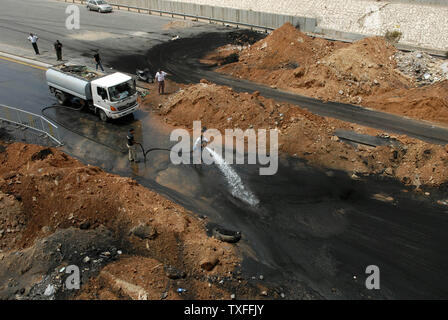 Lavoratori eliminare sporco barricate dalla strada per consentire una delegazione della Lega araba che arrivano a Beirut all'aeroporto internazionale per rendere il loro modo di capitale il 14 maggio 2008. Il profilo alto delegazione di piombo in Lega Araba Segretario Generale Amr Moussa si incontrerà con i diversi capi delle fazioni in guerra. Finora oltre 60 persone sono state uccise in scontri, la maggior parte delle quali civili. UPI (foto) Foto Stock