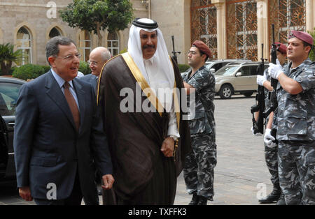 Primo Ministro libanese, Fuad Saniora (L) le passeggiate con il Qatar Primo Ministro Sheikh Hamad bin Jassim bin Jaber al Thani che con gli altri membri della Lega Araba sono nella capitale libanese per aiutare a risolvere la controversia tra il governo e la derivazione di Hezbollah opposizione il 14 maggio 2008. Finora oltre 60 persone sono state uccise iil combattimenti, la maggior parte delle quali civili. UPI (foto) Foto Stock