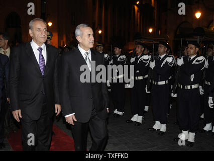 Il presidente Michel Suleiman (R) cammina con l'altoparlante del Parlamento Nabih Berri, dopo aver prestato giuramento del presidente, al di fuori del Parlamento a Beirut, in Libano il 25 maggio 2008. Libano il parlamento eletto ex comandante dell esercito Michel Suleiman come capo di stato Domenica rivivendo paralizzato le istituzioni dello stato dopo un 18-mese standoff tra un U.S.-backed governo del Primo Ministro Fuad Saniora e degli Hezbollah-led opposizione. UPI (foto) Foto Stock