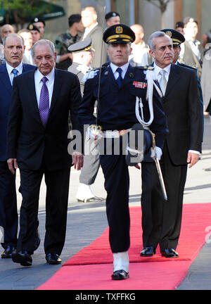 Michel Suleiman (R) cammina con l'altoparlante del Parlamento Nabih Berri (L) verso il Parlamento prima di prendere il giuramento del presidente, a Beirut, in Libano il 25 maggio 2008. Libano il parlamento eletto ex comandante dell esercito Michel Suleiman come capo di stato Domenica rivivendo paralizzato le istituzioni dello stato dopo un 18-mese standoff tra un U.S.-backed governo del Primo Ministro Fuad Saniora e degli Hezbollah-led opposizione. (UPI FOTO)) Foto Stock