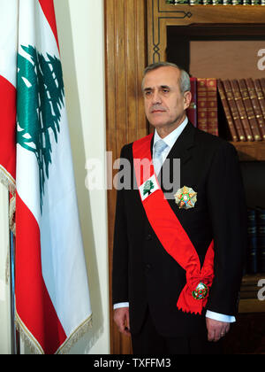 Il presidente libanese Michel Suleiman pone per foto ufficiali un giorno dopo aver prestato giuramento di office a Beirut, in Libano il 26 maggio 2008. Dopo diciotto mesi di standoff tra Stati Uniti governo sostenuto di Fuad Saniora e il led di Hezbollah opposizione che ha paralizzato il Paese, entrambi i lati ha finalmente raggiunto un accordo su un candidato di consenso per il presidente. UPI (foto) Foto Stock