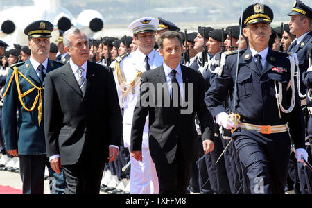 Il Presidente francese Nicolas Sarkozy (L) recensioni una guardia d'onore con il Libano ha recentemente eletto presidente Michel Suleiman (R) a Beirut aeroporto su Giugno 7, 2008. Sarkozy è il primo occidentale capo di stato per soddisfare Suleiman poiché l ex capo dell'esercito è stato eletto presidente il 25 maggio a seguito di una Qatar mediato da trattare alla fine il 18 mese supporto politico tra il governo libanese e Hezbollah sostenuto opposizione. UPI (foto) Foto Stock