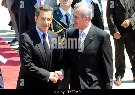 Il Presidente francese Nicolas Sarkozy (L) è salutato dal Libano ha recentemente eletto presidente Michel Suleiman all aeroporto di Beirut il 7 giugno 2008. Sarkozy è il primo occidentale capo di stato per soddisfare Suleiman poiché l ex capo dell'esercito è stato eletto presidente il 25 maggio a seguito di una Qatar mediato da trattare alla fine il 18 mese supporto politico tra il governo libanese e Hezbollah sostenuto opposizione. UPI (foto) Foto Stock