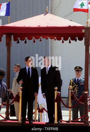 Il Presidente francese Nicolas Sarkozy (L) è salutato dal Libano ha recentemente eletto presidente Michel Suleiman all aeroporto di Beirut il 7 giugno 2008. Sarkozy è il primo occidentale capo di stato per soddisfare Suleiman poiché l ex capo dell'esercito è stato eletto presidente il 25 maggio a seguito di una Qatar mediato da trattare alla fine il 18 mese supporto politico tra il governo libanese e Hezbollah sostenuto opposizione. UPI (foto) Foto Stock