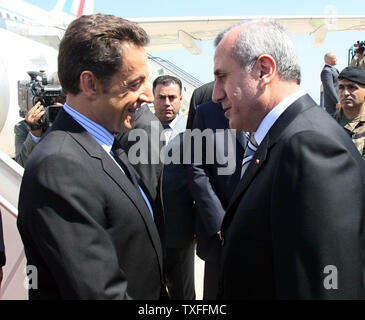 Il Presidente francese Nicolas Sarkozy (L) è salutato dal Libano ha recentemente eletto presidente Michel Suleiman all aeroporto di Beirut il 7 giugno 2008. Sarkozy è il primo occidentale capo di stato per soddisfare Suleiman poiché l ex capo dell'esercito è stato eletto presidente il 25 maggio a seguito di una Qatar mediato da trattare alla fine il 18 mese supporto politico tra il governo libanese e Hezbollah sostenuto opposizione. (UPI foto/Dalati & Nohra) Foto Stock