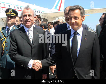 Il Presidente francese Nicolas Sarkozy (R) è salutato dal Libano ha recentemente eletto presidente Michel Suleiman all aeroporto di Beirut il 7 giugno 2008. Sarkozy è il primo occidentale capo di stato per soddisfare Suleiman poiché l ex capo dell'esercito è stato eletto presidente il 25 maggio a seguito di una Qatar mediato da trattare alla fine il 18 mese supporto politico tra il governo libanese e Hezbollah sostenuto opposizione. (UPI foto/Dalati & Nohra) Foto Stock