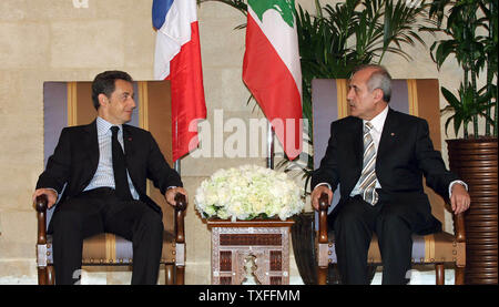 Il Presidente francese Nicolas Sarkozy (L) riunione con il Libano ha recentemente eletto presidente Michel Suleiman nel Palazzo Presidenziale di Beirut aeroporto su Giugno 7, 2008. Sarkozy è il primo occidentale capo di stato per soddisfare Suleiman poiché l ex capo dell'esercito è stato eletto presidente il 25 maggio a seguito di una Qatar mediato da trattare alla fine il 18 mese supporto politico tra il governo libanese e Hezbollah sostenuto opposizione. (UPI foto/Dalati & Nohra) Foto Stock