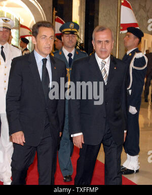 Il Presidente francese Nicolas Sarkozy (L) incontra il Libano ha recentemente eletto presidente Michel Suleiman al Palazzo Presidenziale a Beirut il 7 giugno 2008. Sarkozy è il primo occidentale capo di stato per soddisfare Suleiman poiché l ex capo dell'esercito è stato eletto presidente il 25 maggio a seguito di una Qatar mediato da trattare alla fine il 18 mese supporto politico tra il governo libanese e Hezbollah sostenuto opposizione. (UPI foto/Dalati & Nohra) Foto Stock