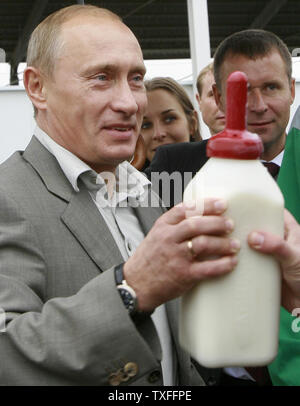 Il presidente russo Vladimir Putin ottiene un latte per l'alimentazione di un vitello presso un caseificio nel villaggio di Zorinskiye Dvory nella regione di Belgorod, nella Russia centrale, 695 km (432 miglia) da Mosca il 13 settembre 2007. (UPI foto/Anatoli Zhdanov) Foto Stock