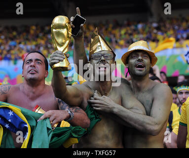 Il Brasile tifosi celebrare seguendo il 2014 FIFA World Cup Round di 16 corrispondono al Estadio Mineirao a Belo Horizonte, Brasile, il 28 giugno 2014. UPI/Chris Brunskill Foto Stock