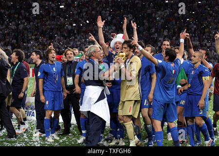 I giocatori italiani festeggiano il titolo mondiale come Giunluigi Buffon e Italia allenatore Marcello Lippi tenere il trofeo al World Cup Soccer finale di Berlino il 9 luglio 2006. Italia Francia sconfitto 5-3. (UPI foto/Arthur Thill) Foto Stock