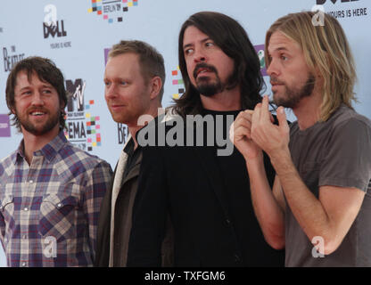 (Da l a r) Taylor Hawkins, Chris Shiflett, Dave Grohl e Nate Mendel dei Foo Fighters arriva a MTV Europe Music Awards di Berlino in Germania il 5 novembre 2009. (UPI foto/David Silpa) Foto Stock