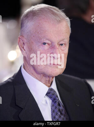 Ex U.S. National Security Advisor il dottor Zbigniew Brzezinski attende l'inizio della libertà sfida la cena a Berlino il 8 novembre 2009. L'evento riconosce gli individui che hanno lottato per la democrazia e la libertà. La manifestazione si è svolta in concomitanza con il ventesimo anniversario della caduta del muro di Berlino che sarà celebrato il 9 novembre nella capitale tedesca. UPI/David Silpa Foto Stock