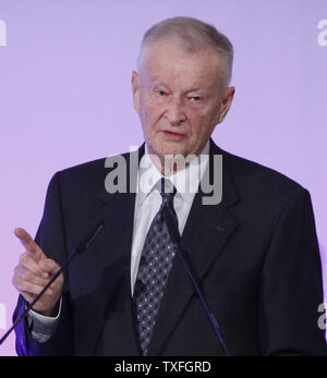 Ex U.S. National Security Advisor il dottor Zbigniew Brzezinski risolve il pubblico durante la libertà sfida la cena a Berlino il 8 novembre 2009. L'evento riconosce gli individui che hanno lottato per la democrazia e la libertà. La manifestazione si è svolta in concomitanza con il ventesimo anniversario della caduta del muro di Berlino che sarà celebrato il 9 novembre nella capitale tedesca. UPI/David Silpa Foto Stock