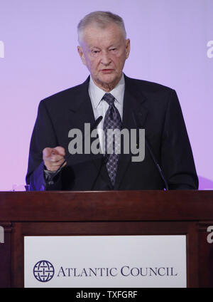 Ex U.S. National Security Advisor il dottor Zbigniew Brzezinski risolve il pubblico durante la libertà sfida la cena a Berlino il 8 novembre 2009. L'evento riconosce gli individui che hanno lottato per la democrazia e la libertà. La manifestazione si è svolta in concomitanza con il ventesimo anniversario della caduta del muro di Berlino che sarà celebrato il 9 novembre nella capitale tedesca. UPI/David Silpa Foto Stock