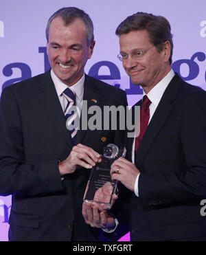 Stati Uniti Ambasciatore di Germania Filippo D. Murphy (L) e il Ministro degli esteri tedesco Dr. Guido Westerwelle visualizzare la libertà Challenge Award dopo che era stato aggiudicato a Westerwelle a Berlino il 8 novembre 2009. L'evento riconosce gli individui che hanno lottato per la democrazia e la libertà. La manifestazione si è svolta in concomitanza con il ventesimo anniversario della caduta del muro di Berlino che sarà celebrato il 9 novembre nella capitale tedesca. UPI/David Silpa Foto Stock