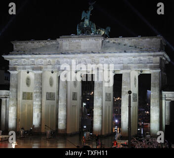 La Porta di Brandeburgo è visto prima di iniziare una cerimonia per commemorare il ventesimo anniversario della caduta del muro di Berlino del 9 novembre 2009. UPI/David Silpa Foto Stock