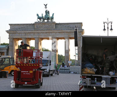 Lavoratori fare last-minute preparati presso la Porta di Brandeburgo alla vigilia di U.S. Il presidente Barack Obama la visita a Berlino il 18 giugno 2013. Obama è programmato per incontrare il Cancelliere tedesco Angela Merkel e verrà in seguito intervenire presso il sito storico dove cinquanta anni prima, U.S. Il presidente John F. Kennedy pronunciò il suo famoso "Ich bin ein Berliner (io sono un Berliner)' indirizzo . UPI/David Silpa Foto Stock