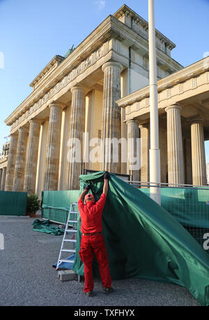 Un lavoratore rende last-minute preparati presso la Porta di Brandeburgo alla vigilia di U.S. Il presidente Barack Obama la visita a Berlino il 18 giugno 2013. Obama è programmato per incontrare il Cancelliere tedesco Angela Merkel e verrà in seguito intervenire presso il sito storico dove cinquanta anni prima, U.S. Il presidente John F. Kennedy pronunciò il suo famoso "Ich bin ein Berliner (io sono un Berliner)' indirizzo . UPI/David Silpa Foto Stock