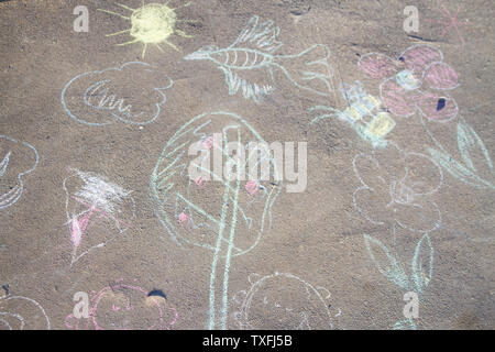 Un dettaglio di un bambino la coloratissima chalk immagine sul marciapiede Foto Stock