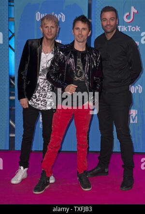 Dominic Howard (L), Matt Bellamy (C) e Chris Wolstenholme di Muse arriva a MTV Europe Music Awards a Bilbao, in Spagna il 4 novembre 2018. Foto di Sven Hoogerhuis/UPI Foto Stock