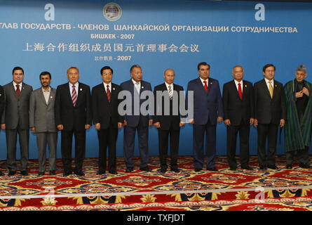 (L-R) Presidente turkmeno Gurbanguli Berdymukhamedov, presidente iraniano Mahmoud Ahmadinejad, Presidente kazako Nursultan Nazarbayev, presidente cinese Hu Jintao, presidente kirghizo Kurmanbek Bakiyev, il presidente russo Vladimir Putin, Presidente tagiko Emoamli Rakhmon, presidente Uzbeko Islam Karimov, Presidente della Mongolia Nambaryn Enkhbayar e il presidente afgano Karzai Khamid posano per una foto di gruppo come si raduna per l'Organizzazione per la cooperazione di Shanghai Vertice di Bishkek il 16 agosto 2007. I leader di Russia, Cina e quattro ex-sovietico di stati dell Asia centrale detto il giovedì della cooperazione in campo energetico è stato il ke Foto Stock