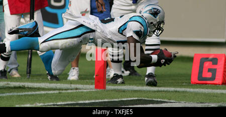 Carolina Panthers running back DeShaun Foster immersioni nella zona di estremità del primo trimestre contro i falchi di Atlanta in Bank of America Stadium. (UPI foto/Bob Carey) Foto Stock