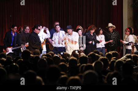 I membri di Ritchie Valens famiglia unirsi a Los Lobos e Los Lonely Boys sul palco durante un concerto tributo memorializing Buddy Holly, J.P. "Il grande Bopper' Richardson e Ritchie Valens al Surf Ballroom di Clear Lake, Iowa il 2 febbraio 2009. I tre rock 'n' roll pionieri hanno giocato la loro ultima mostra presso la sala da ballo di Surf 50 anni fa al giorno. Il cantante Don McLean ha coniato la frase "il giorno in cui la musica è morto" nella sua hit 'American Pie' in riferimento alla morte di un incidente aereo che ha ucciso i tre stelle nelle prime ore del mattino del 3 febbraio 1959. (UPI foto/Brian Kersey) Foto Stock