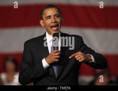 Il presidente Barack Obama gli indirizzi della riforma sanitaria durante un municipio incontro di stile al Green Bay a sud-ovest di alta scuola su Giugno 11, 2009 in Green Bay, Wisconsin. Obama continuerà a spingere la sua assistenza sanitaria di ordine del giorno della prossima settimana quando si incontra con la American Medical Association Casa di delegati in Chicago. (UPI foto/Brian Kersey) Foto Stock