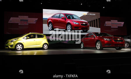 General Motors mostra la Chevrolet Scintilla (L) e la Cruze al North American International Auto Show presso il centro di COBO su gennaio 11, 2010 a Detroit, Michigan. UPI/Brian Kersey Foto Stock