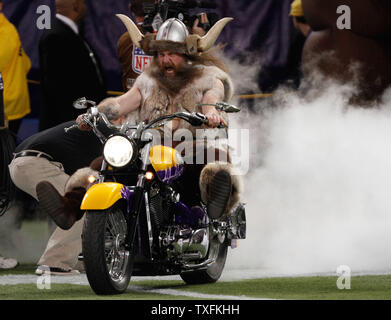 Giuseppe Juranitch, Minnesota Vikings mascotte Ragnar, cavalca un motociclo sul campo prima dell'NFC Divisional Playoff contro Dallas Cowboys all'Hubert H. Humphrey Metrodome di Minneapolis il 17 gennaio, 2010. UPI/Brian Kersey Foto Stock