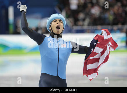 Degli Stati Uniti Apolo Anton Ohno reagisce dopo aver vinto la medaglia d'argento negli uomini 1500 metri di Short Track pattinaggio di velocità della concorrenza a Olimpiadi Invernali 2010 al Pacific Coliseum a Vancouver in Canada il 13 febbraio 2010. UPI/Brian Kersey Foto Stock