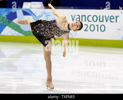 Kim Yu-Na della Repubblica di Corea pattini il suo programma a breve nella donna la figura della concorrenza a 2010 Olimpiadi invernali di Vancouver, Canada il 23 febbraio 2010. UPI/Brian Kersey Foto Stock