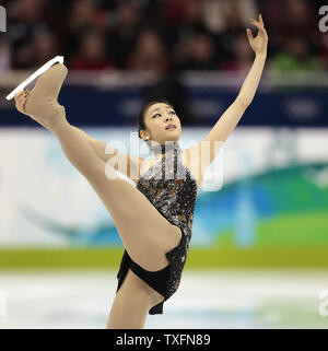 Kim Yu-Na della Repubblica di Corea pattini il suo programma a breve nella donna la figura della concorrenza a 2010 Olimpiadi invernali di Vancouver, Canada il 23 febbraio 2010. UPI/Brian Kersey Foto Stock