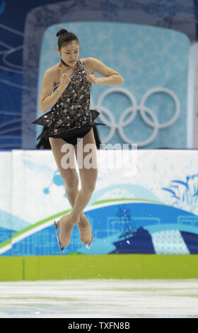 Kim Yu-Na della Repubblica di Corea pattini il suo programma a breve nella donna la figura della concorrenza a 2010 Olimpiadi invernali di Vancouver, Canada il 23 febbraio 2010. UPI/Brian Kersey Foto Stock