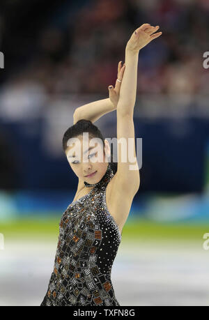 Kim Yu-Na della Repubblica di Corea pattini il suo programma a breve nella donna la figura della concorrenza a 2010 Olimpiadi invernali di Vancouver, Canada il 23 febbraio 2010. UPI/Brian Kersey Foto Stock