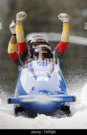 Germania Thomas Florschuetz, Ronny Listner, Richard Adjei e Andreas Barucha competere in quattro uomo Bob evento presso le Olimpiadi Invernali 2010 in Whistler, Canada il 27 febbraio 2010. UPI/Brian Kersey Foto Stock