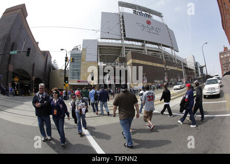 Tifosi arrivano atTarget Campo nel giorno di apertura di Minneapolis il 12 aprile 2010. Il nuovo open-air ballpark ha fatto il suo debutto ufficiale Lunedì come Minnesota Twins Beat the Boston Red Sox 5-2 nel gioco. UPI/Brian Kersey Foto Stock