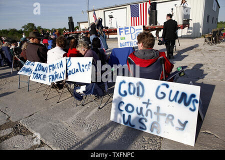 Visualizzazione persone segni in una "libertà" Rally organizzato dai conservatori in Macon, Missouri il 27 aprile 2010. Il Presidente Obama ha cominciato un tour di due giorni di Illinois, Iowa e Missouri Martedì sottolineando la sua amministrazione i propri sforzi per alleviare le difficoltà economiche e la disoccupazione e il lavoro per la creazione di nuova energia verde di posti di lavoro attraverso la sua 787 miliardi di dollari di piano di stimolo economico. UPI/Brian Kersey Foto Stock