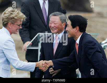 LG Presidente Koo Bon-moo (C) e LG Chem Ltd. Vice-presidente e CEO Peter Bahn-Suk Kim (R) salutare il Governatore del Michigan Jennifer Granholm a una cerimonia innovativa per una nuova batteria agli ioni di litio impianto in Olanda, Michigan, il 15 luglio 2010. Il $303 milioni di impianto gestito da LG Chem e Potenza Compatta, Inc., il cui completamento è previsto nel 2012 ed è parzialmente finanziato da un $151.4 milioni di sovvenzione dal governo federale come parte del pacchetto di stimolo. UPI/Brian Kersey Foto Stock