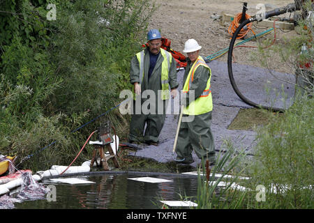 Gli equipaggi lavorano per ripulire il fiume Kalamazoo vicino a Battle Creek, Michigan, il 30 luglio 2010. Un 30-pollice diametro rottura della pipeline a volte tra domenica sera e lunedì mattina, inviando tra 800.000 e 1 milioni di galloni di olio nella vicina Talmadge Creek e il fiume Kalamazoo. UPI/Brian Kersey Foto Stock